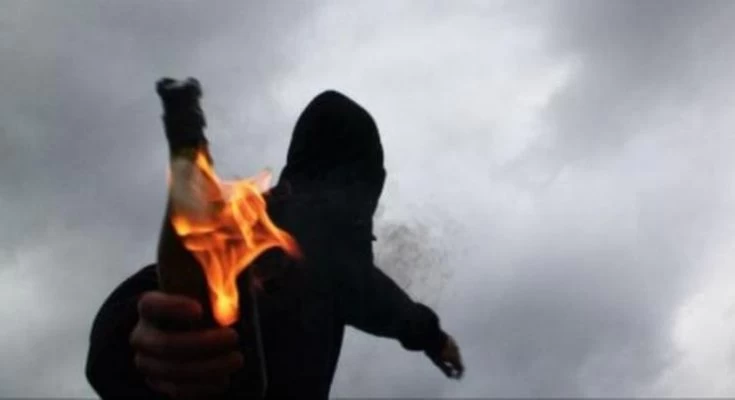Ρομά τσακώθηκαν και έριχναν μολότοφ σε σπίτι με μικρά παιδιά στη Λαμία